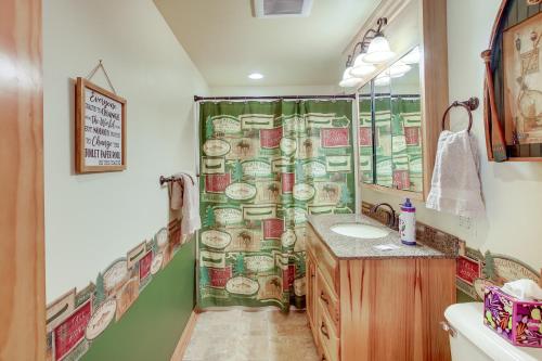 La salle de bains est pourvue d'une douche avec un lavabo et un rideau de douche. dans l'établissement Shawano Vacation Rental Close to Main Street!, à Shawano
