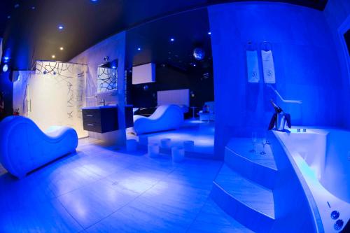 um quarto azul com casa de banho com banheira em El Secreto em Comodoro Rivadavia