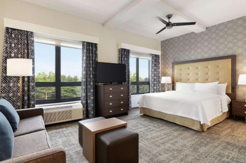 una camera d'albergo con letto e divano di Homewood Suites By Hilton Horsham Willow Grove a Horsham