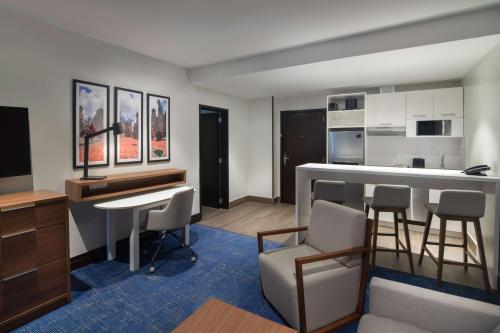 Кухня или мини-кухня в Homewood Suites By Hilton Santo Domingo
