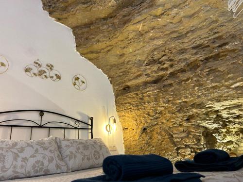 Postel nebo postele na pokoji v ubytování Casa Cueva Sol y Luna Setenil