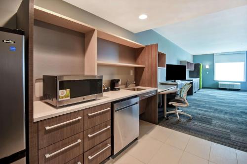 Кухня или мини-кухня в Home2 Suites By Hilton Shreveport
