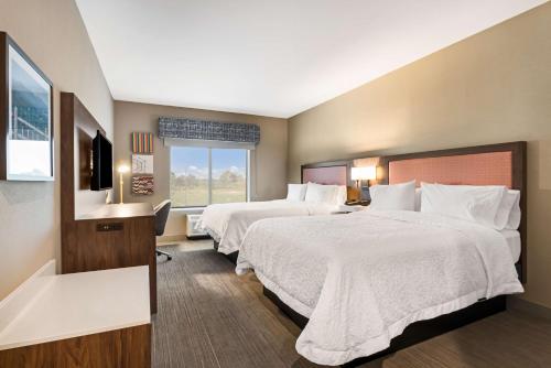 una camera d'albergo con due letti e una televisione di Hampton Inn Batesville, Ar a Batesville