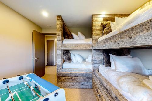 Habitación con 2 literas y bañera. en Okemo Mountain Vista, en Ludlow