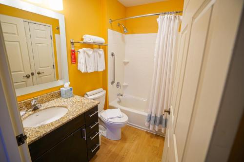 Ванная комната в TownePlace Suites Old Mill District, Bend Near Mt Bachelor