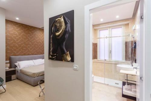 - une chambre avec un lit et une salle de bains pourvue d'un lavabo dans l'établissement Casa Ilaria, à Naples