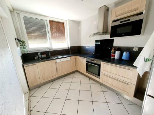 Kuchyň nebo kuchyňský kout v ubytování Appartement avec 3 chambres 80m2 plein sud