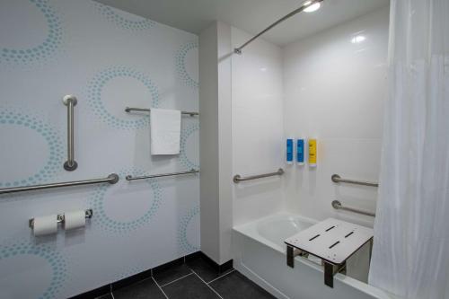 W łazience znajduje się wanna oraz prysznic z zasłoną prysznicową. w obiekcie Home2 Suites By Hilton Grove City Columbus w mieście Grove City