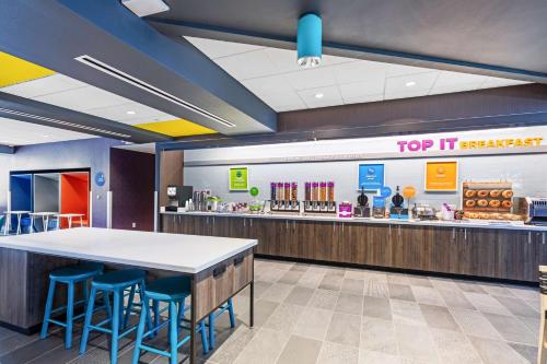 a fast food restaurant with a top it search counter at Tru By Hilton Laredo Airport Area, Tx in Laredo