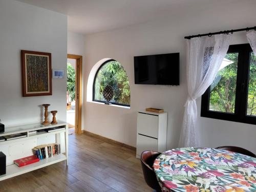 1 dormitorio con 1 cama, TV y ventana en Casa con piscina, High-speed Wi-Fi y vistas, en Santa Brígida