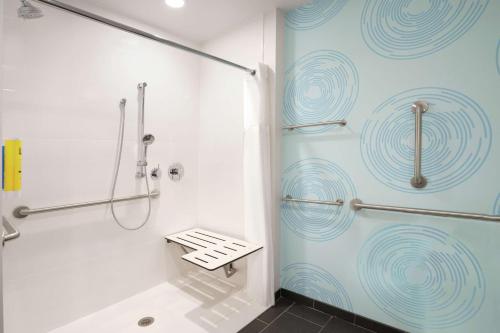 y baño con ducha y lavamanos. en Tru By Hilton Sandusky, Oh en Sandusky