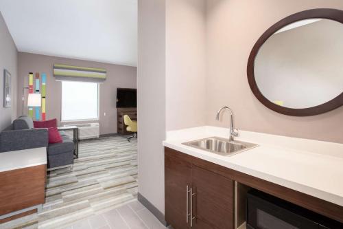 W łazience znajduje się umywalka i lustro. w obiekcie Hampton Inn & Suites Watsonville w mieście Watsonville