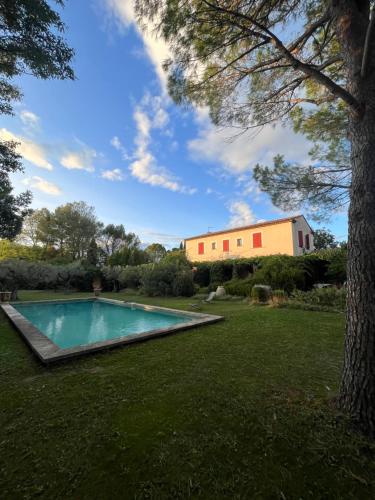 une piscine dans la cour d'une maison dans l'établissement Mas du Barroux, à Carpentras