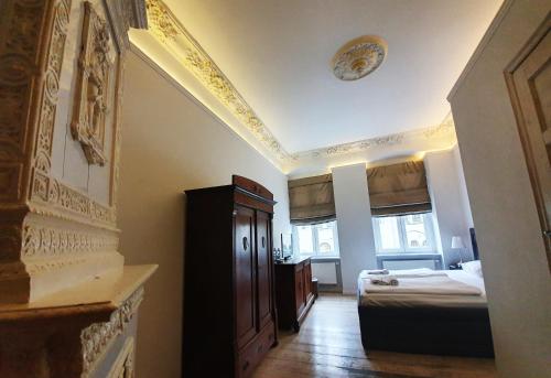 Habitación con dormitorio con cama y ventana en Kamienica Bankowa Residence, en Poznan
