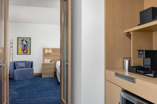 Una cocina o cocineta en The Art Hotel Denver, Curio Collection by Hilton