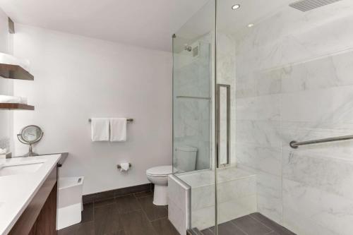 Un baño de The Art Hotel Denver, Curio Collection by Hilton