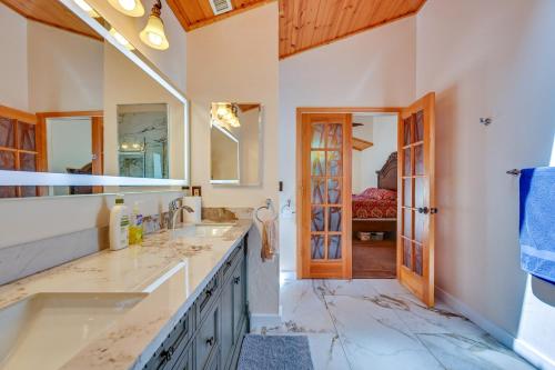 La salle de bains est pourvue de 2 lavabos et d'un grand miroir. dans l'établissement Rural Cabin Bordering Coconino National Forest!, à Parks