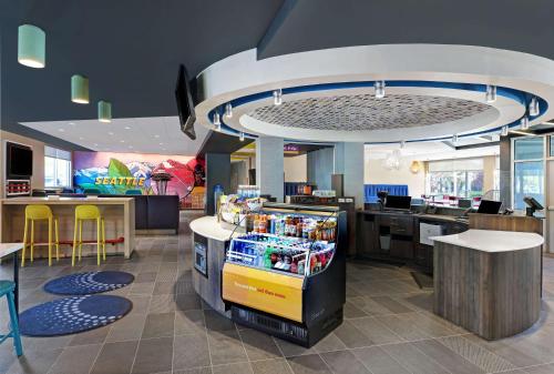 a restaurant with a drink bar and a food court at Tru By Hilton Tukwila Seattle Airport, Wa in Tukwila