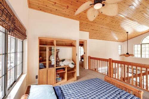 - une chambre avec un lit et un plafond en bois dans l'établissement Rural Cabin Bordering Coconino National Forest!, à Parks