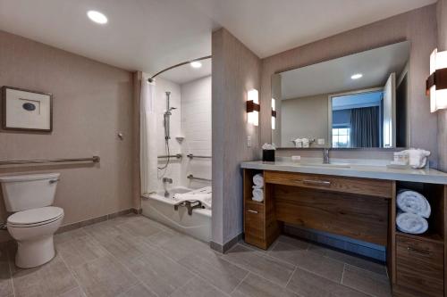 uma casa de banho com um lavatório, um WC e uma banheira em Homewood Suites By Hilton Eagle Boise, Id em Eagle