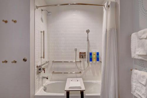 y baño blanco con bañera y ducha. en Tru By Hilton Rocky Mount, Nc, en Rocky Mount