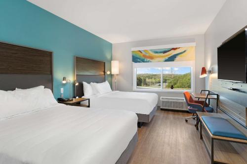 Una cama o camas en una habitación de Tru By Hilton Cartersville, Ga