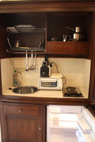 a kitchen with a sink and a microwave at Residenza Porta Guelfa in Bevagna