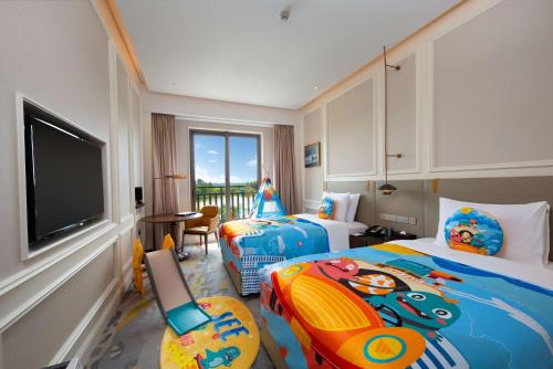 een hotelkamer met 2 bedden en een flatscreen-tv bij Hollick Hotel Wen'An, Tapestry Collection By Hilton 