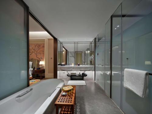 een badkamer met een bad en een douche bij Hollick Hotel Wen'An, Tapestry Collection By Hilton 