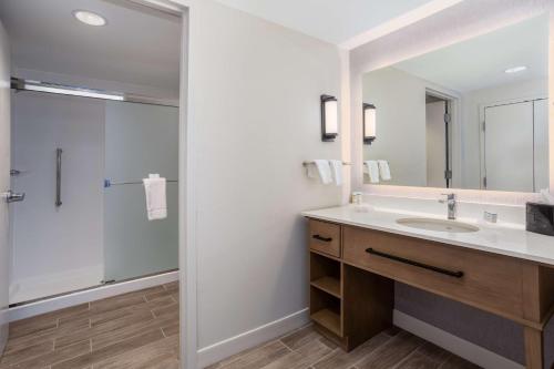 uma casa de banho com um lavatório e um chuveiro em Homewood Suites By Hilton Albuquerque Downtown em Albuquerque