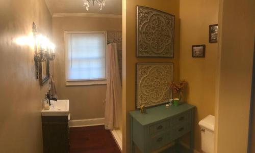 La salle de bains est pourvue d'une armoire bleue et d'un lavabo. dans l'établissement Historic Seaton Springs Farm B&B - J Seaton King Room & Private Bath, à Sevierville