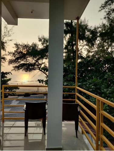 Surya cafe and stay sea viewにあるバルコニーまたはテラス