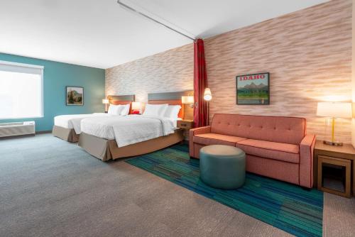 波卡特洛Home2 Suites By Hilton Pocatello, Id的配有床和沙发的酒店房间
