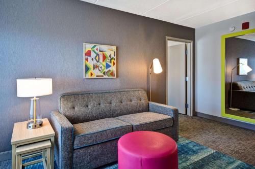 uma sala de estar com um sofá e uma mesa em Home2 Suites By Hilton Bloomington Normal em Normal