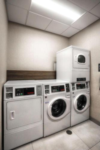 two washing machines and a microwave in a room at Hilton Garden Inn Bel Air, Md in Bel Air