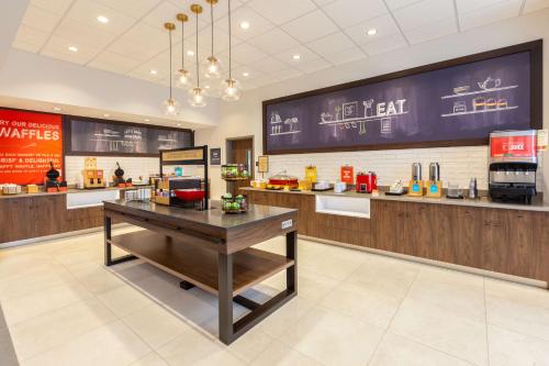 a fast food restaurant with a counter in the middle at Hampton Inn & Suites Bloomfield Hills Detroit in Bloomfield Hills