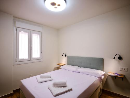 Leo Home- bright & centric 3 bedrooms apartment with private parking inside