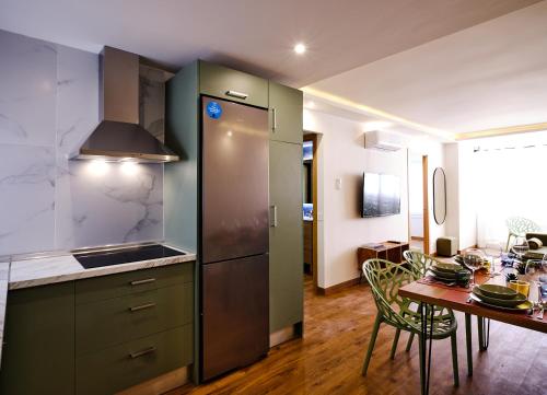 Leo Home- bright & centric 3 bedrooms apartment with private parking inside