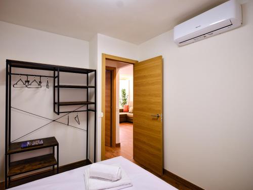 Leo Home- bright & centric 3 bedrooms apartment with private parking inside