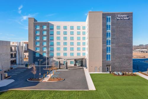 eine Darstellung der Vorderseite eines Hotels in der Unterkunft Hampton Inn & Suites Huntsville Downtown, Al in Huntsville