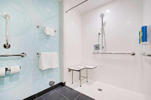 Tru By Hilton Chapel Hill في تشابل هيل: حمام مع دش وحوض استحمام ومغسلة