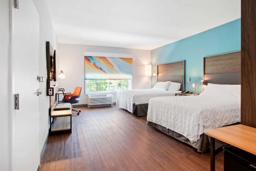 Habitación de hotel con 2 camas y ventana en Tru By Hilton Chapel Hill, en Chapel Hill