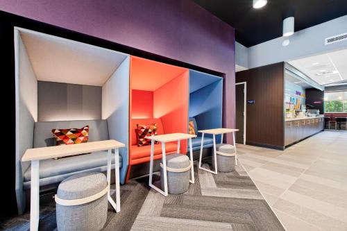 Ein Sitzbereich in der Unterkunft Tru By Hilton Chapel Hill