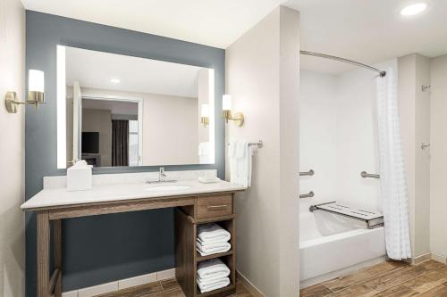y baño con lavabo, bañera y espejo. en Homewood Suites By Hilton Carlisle en Carlisle