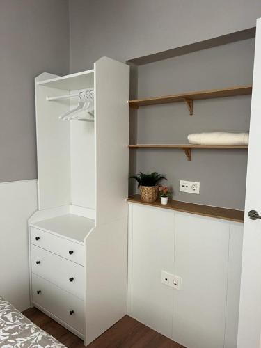um quarto com um armário branco com armários brancos em Casa Rural "El Patio de Paca" em Tegueste