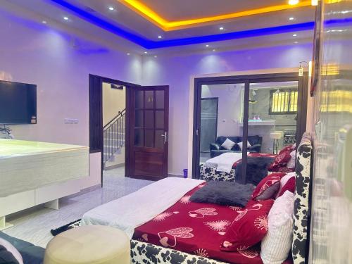 - une chambre avec un lit, une baignoire et une télévision dans l'établissement Paryssonalo, à Dakar