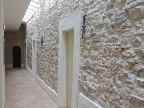 a stone wall with a door in a hallway at Casa Religiosa di Ospitalità San Ponziano in Spoleto