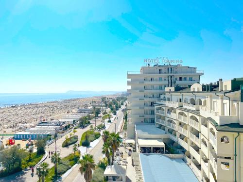 uma vista aérea de um hotel na praia em Yes Hotel Touring & SPA em Rimini