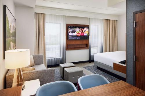 Télévision ou salle de divertissement dans l'établissement Embassy Suites By Hilton Atlanta Airport North