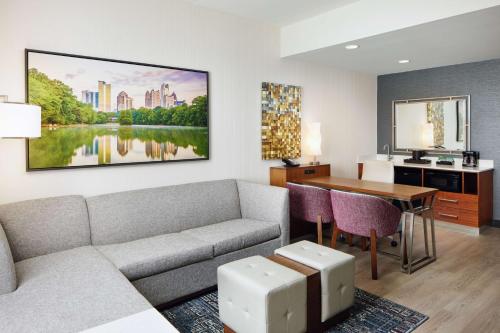 Coin salon dans l'établissement Embassy Suites By Hilton Atlanta Airport North